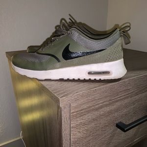 Women’s Nike tennis shoes